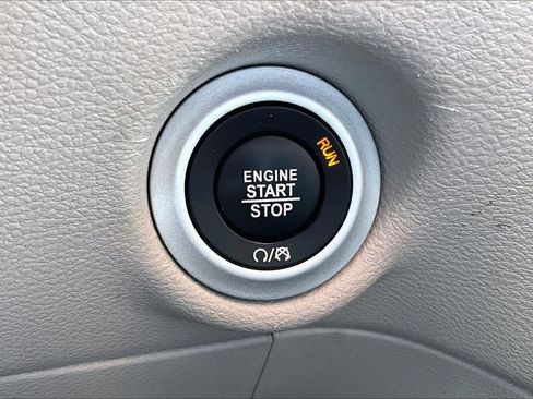 Used 2024 Chrysler Pacifica Touring-L FWD image 31