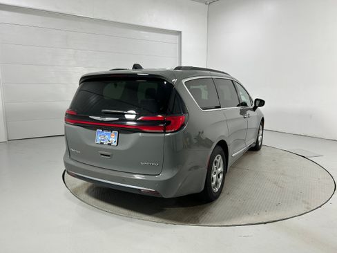 Used 2023 Chrysler Pacifica Limited FWD image 39