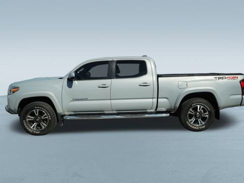 Used 2018 Toyota Tacoma TRD Sport w/ TRD Premium Sport Package image 4