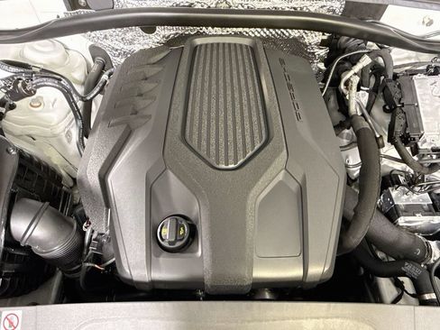 Certified 2025 Porsche Macan AWD/4WD image 30