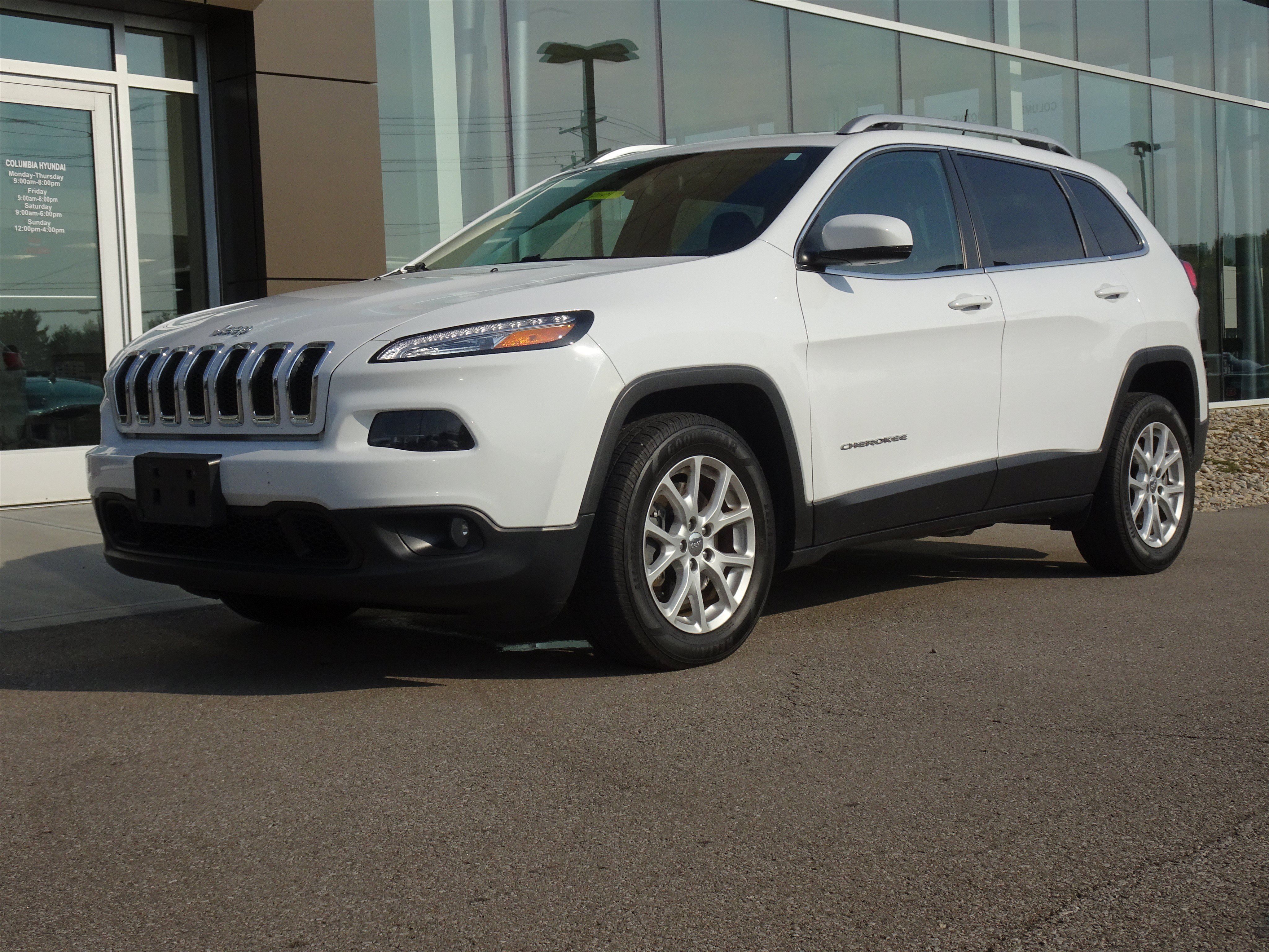 Used 2018 Jeep Cherokee Latitude Plus w/ Comfort/Convenience Group FWD image 1
