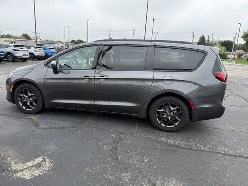 Used 2018 Chrysler Pacifica Touring-L Plus w/ S Appearance Package FWD image 2