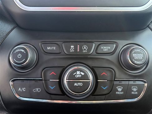 Certified 2023 Jeep Cherokee Altitude Lux image 29