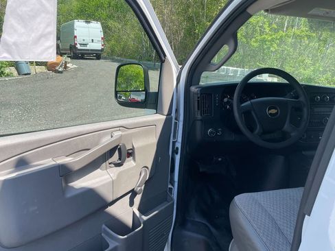 Used 2017 Chevrolet Express 3500 RWD image 10