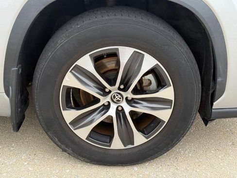 Used 2022 Toyota Highlander XLE AWD/4WD image 7
