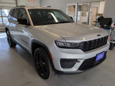 Used 2023 Jeep Grand Cherokee Altitude AWD/4WD image 7