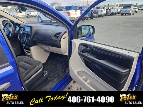 Used 2019 Dodge Grand Caravan SE w/ UConnect Hands-Free Group image 15