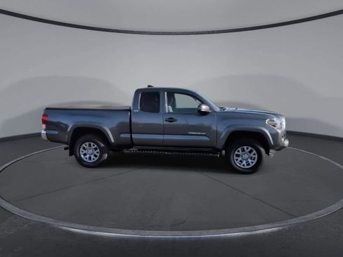 Used 2016 Toyota Tacoma TRD Off-Road image 9