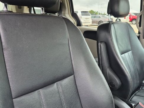 Used 2014 Chrysler Town & Country Touring FWD image 18