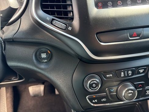 Used 2019 Jeep Cherokee Latitude Plus image 22