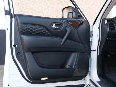 Used 2018 INFINITI QX80 4WD w/ Deluxe Technology Package image 18