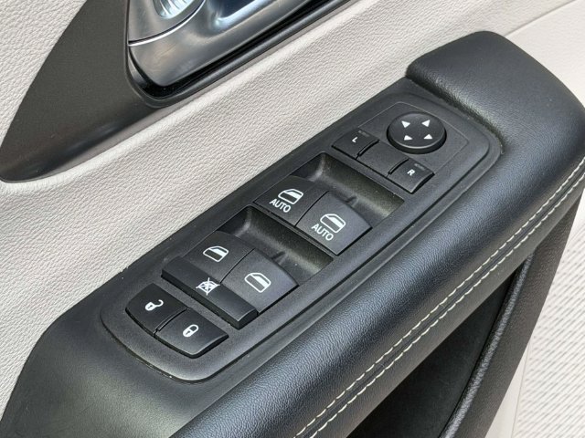 Used 2023 Chrysler Pacifica Touring-L FWD image 20