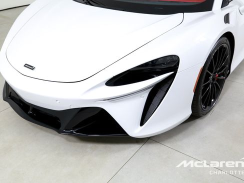 Used 2025 McLaren Artura RWD image 29