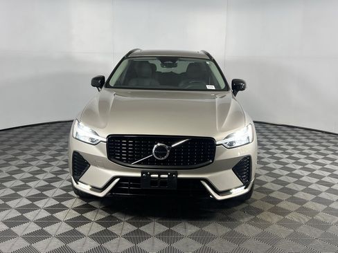 Used 2025 Volvo XC60 B5 Plus image 12