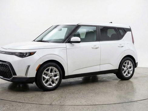 Used 2025 Kia Soul LX w/ LX Technology Package FWD image 3