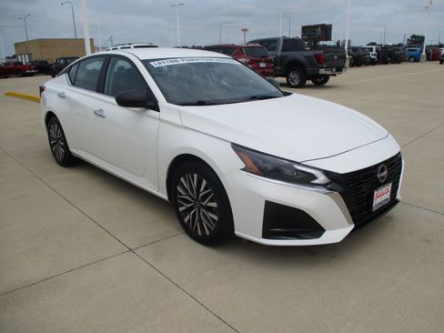 Used 2025 Nissan Altima 2.5 SV FWD image 8