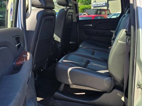 Used 2011 Chevrolet Avalanche LTZ AWD/4WD image 13
