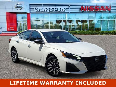 Used 2025 Nissan Altima 2.5 SV FWD image 1