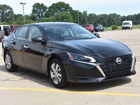 Used 2025 Nissan Altima 2.5 S FWD image 3