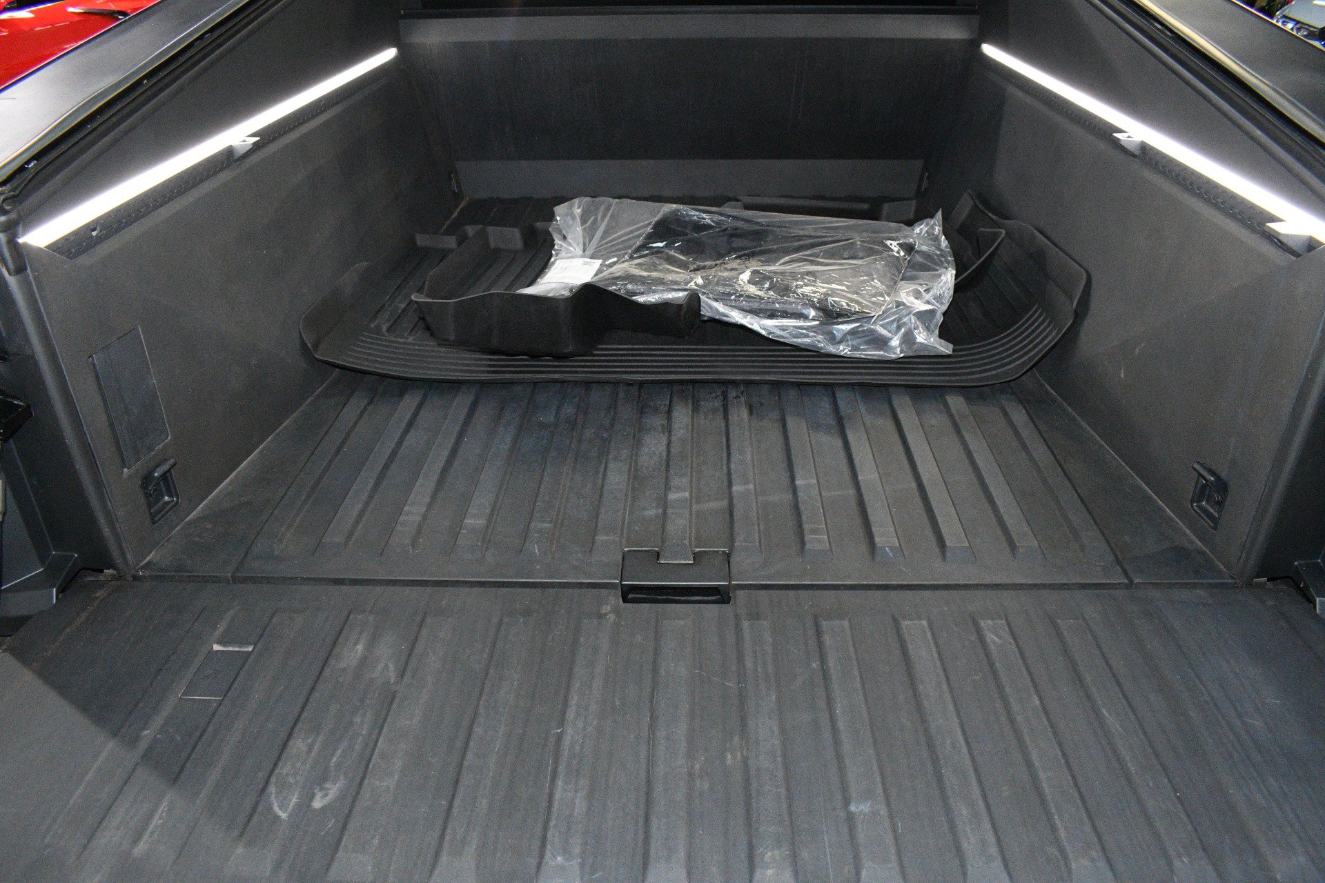 Used 2024 Tesla Cybertruck AWD Crew Cab image 95