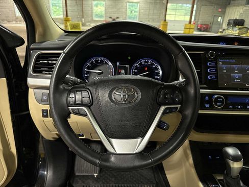 Used 2017 Toyota Highlander XLE AWD/4WD image 19