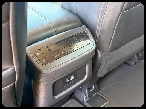 Used 2025 Nissan Pathfinder SL FWD image 30