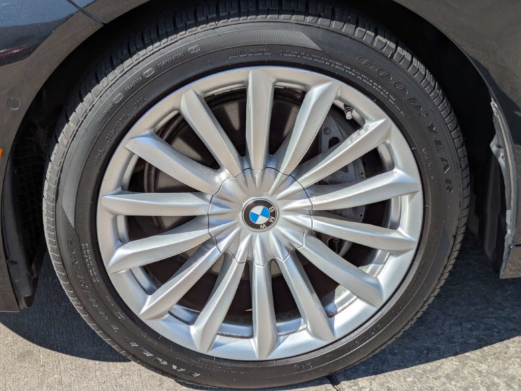 Used 2020 BMW 740i w/ Premium Package RWD image 30