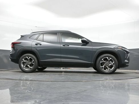 Used 2025 Chevrolet Trax LT w/ LT Convenience Package FWD image 40