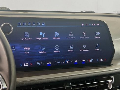 Used 2025 Chevrolet Traverse LT FWD image 17