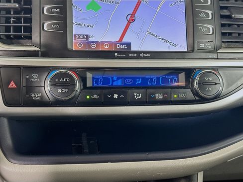 Used 2017 Toyota Highlander XLE AWD/4WD image 23