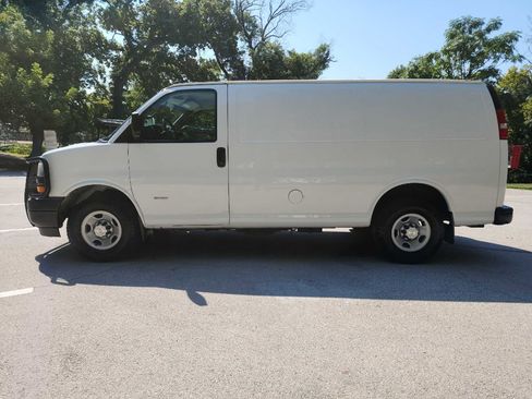 Used 2018 Chevrolet Express 2500 w/ Driver Convenience Package image 4