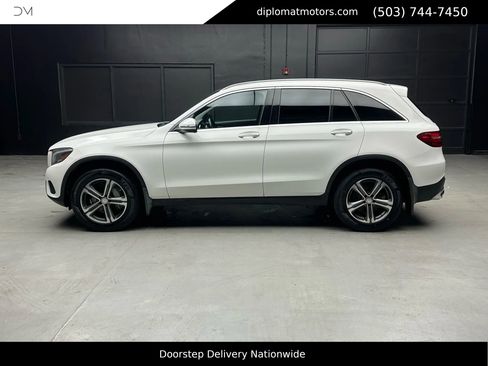 Used 2017 Mercedes-Benz GLC 300 4MATIC image 4