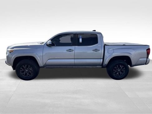 Used 2020 Toyota Tacoma SR5 AWD/4WD image 2