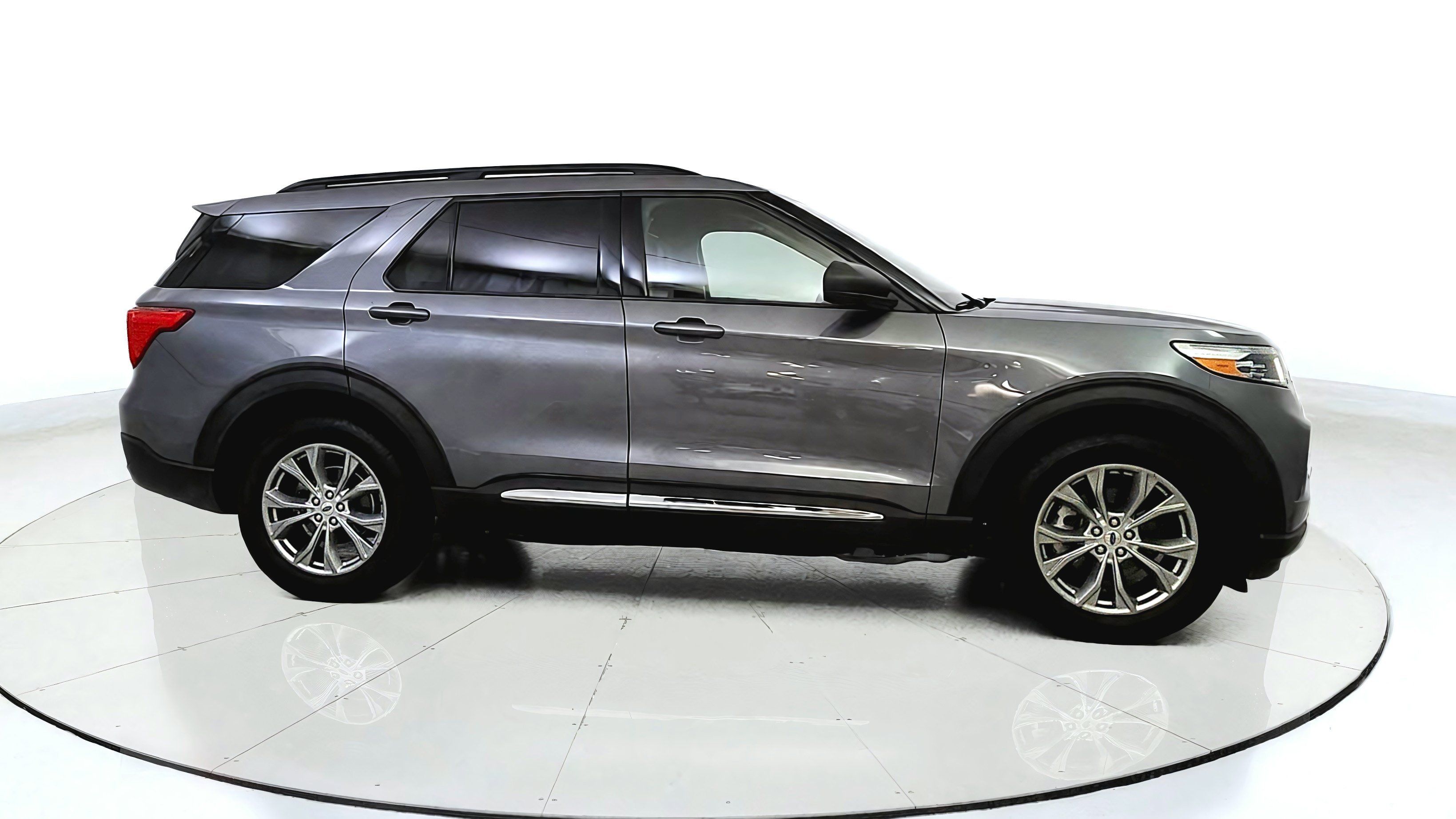 Used 2022 Ford Explorer XLT w/ Equipment Group 202A AWD/4WD image 8