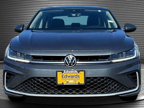 Used 2025 Volkswagen Jetta SE FWD image 2