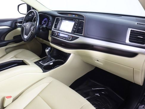 Used 2018 Toyota Highlander XLE image 30