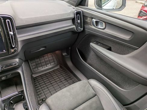 Used 2021 Volvo XC40 P8 Recharge image 18