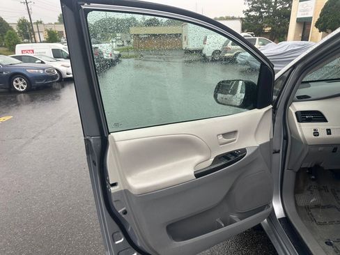 Used 2013 Toyota Sienna LE FWD image 22