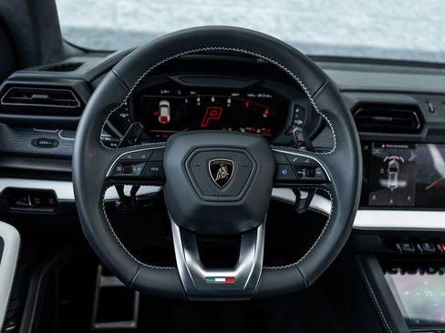 Used 2025 Lamborghini Urus SE image 32
