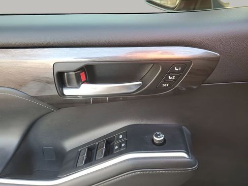 Used 2020 Toyota Highlander Platinum image 28