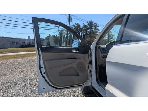 Used 2019 Jeep Grand Cherokee Laredo w/ 18" Wheel & 8.4" Radio Group image 9