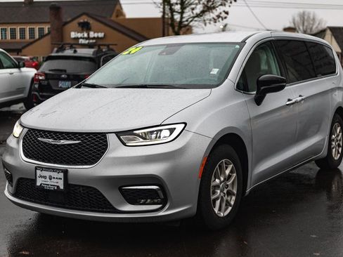 Used 2024 Chrysler Pacifica Touring-L image 4