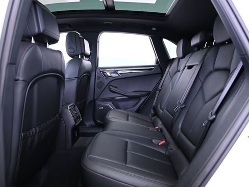 Certified 2025 Porsche Macan image 32