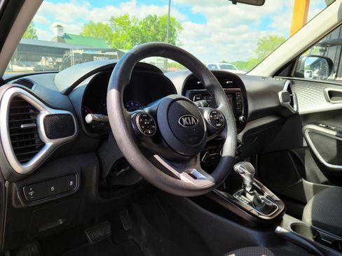 Used 2020 Kia Soul LX FWD image 9
