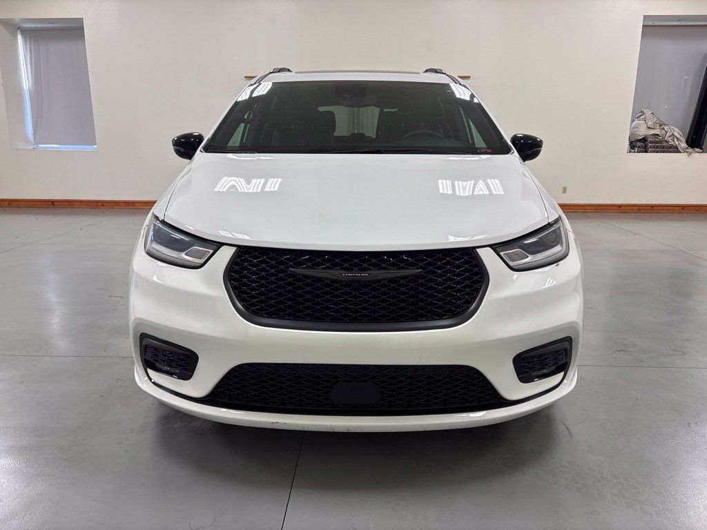 Used 2025 Chrysler Pacifica Limited FWD image 3