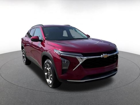 Used 2025 Chevrolet Trax LT FWD image 3