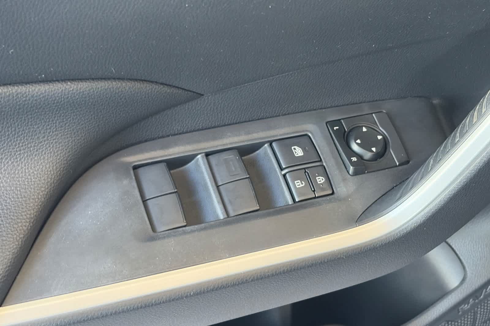 Used 2019 Toyota RAV4 LE FWD image 13