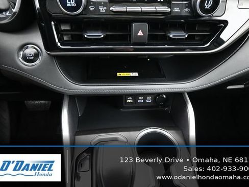 Used 2023 Toyota Highlander XLE AWD/4WD image 32