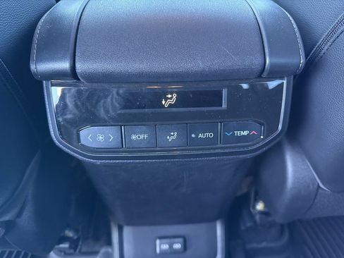 Used 2023 Toyota Highlander XLE image 18