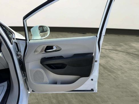 Used 2020 Chrysler Pacifica Touring-L Plus image 23